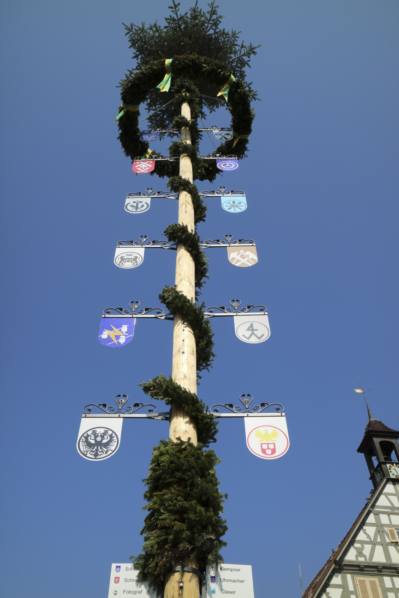 Neue Zunftzeichen für den Maibaum VDS